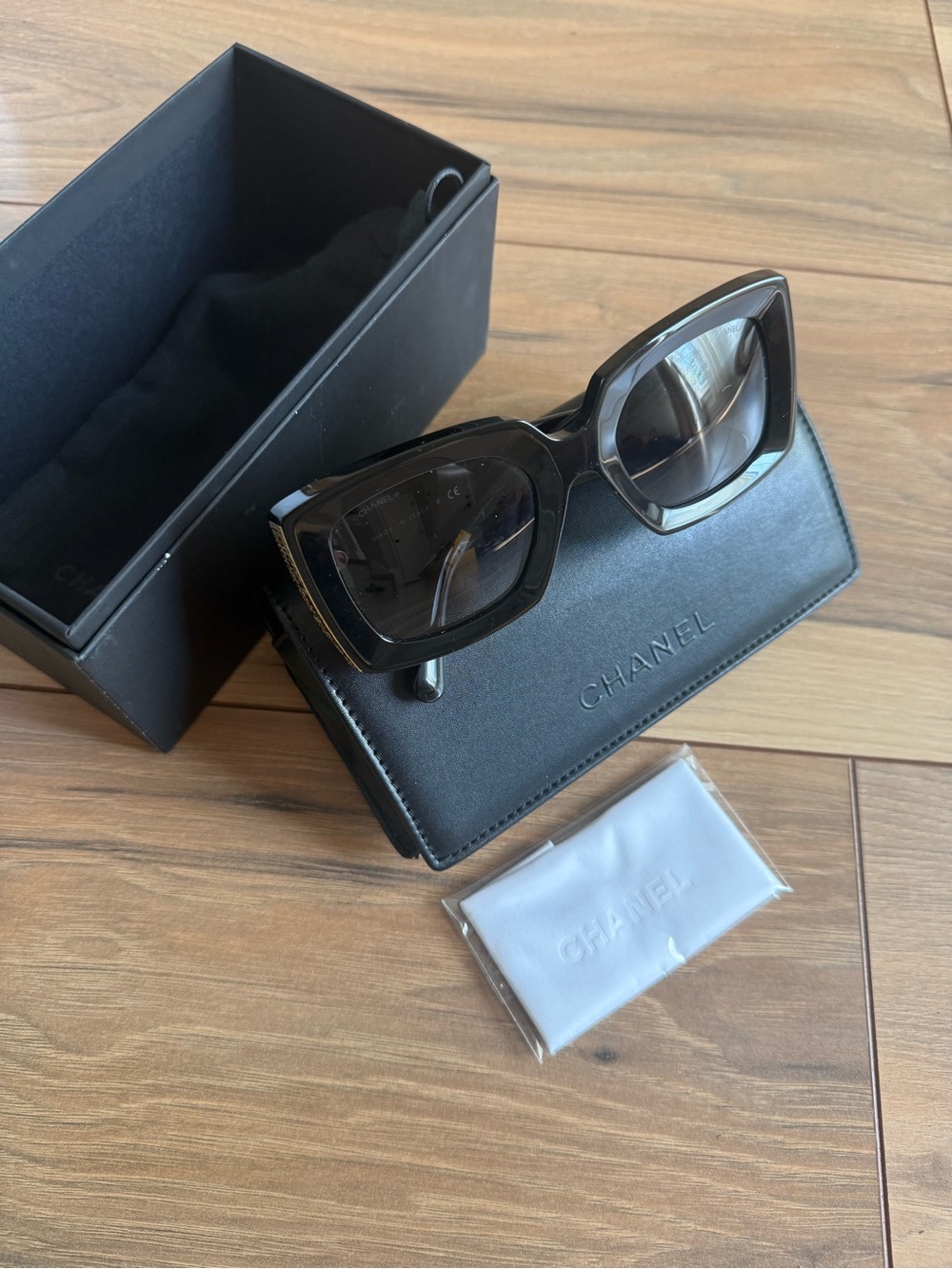 CHANEL RECTANGLE SUNGLASSES
Frame: Acetate, Black & Gold
Lenses: Gray, Gradient